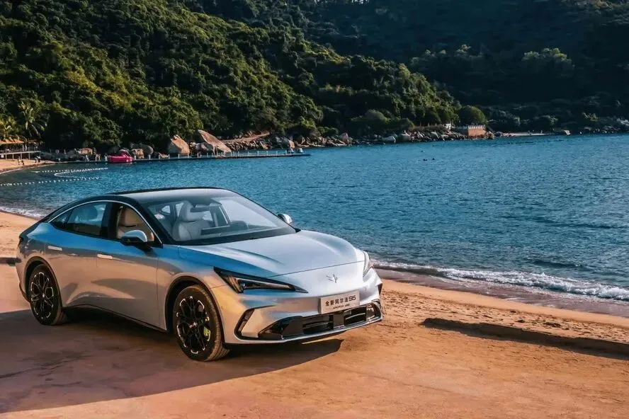 9.98万起掀市场风暴 极狐阿尔法S5以全维爽感重新定义中型轿车标杆