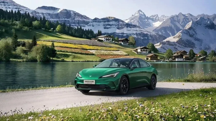 9.98万起掀市场风暴 极狐阿尔法S5以全维爽感重新定义中型轿车标杆