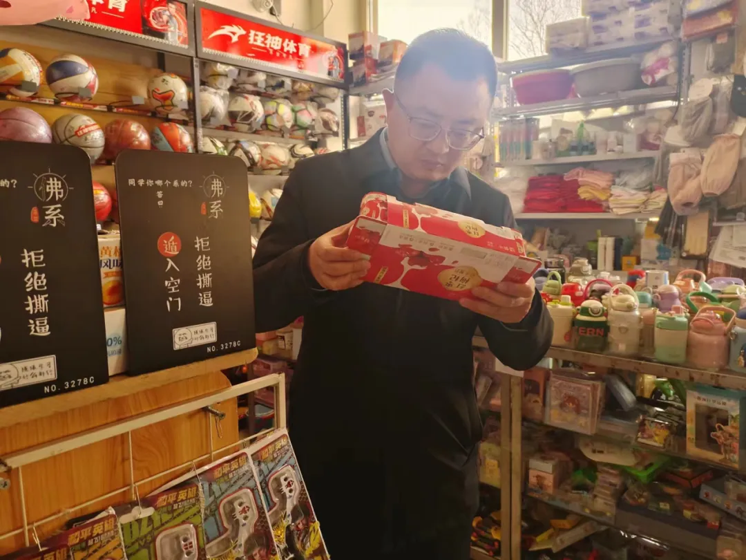 鄂托克旗市场监督管理局派驻纪检监察组组长张继飞督导检查牛肉干及校园周边食品安全工作