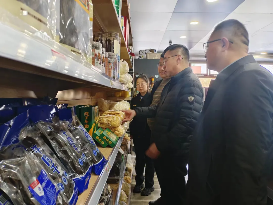 鄂托克旗市场监督管理局派驻纪检监察组组长张继飞督导检查牛肉干及校园周边食品安全工作