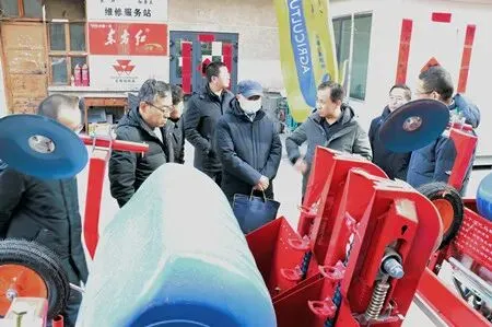 调研农机市场 确保春耕生产