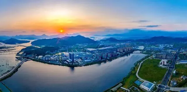 浙江义乌小商品批发市场新哥教新手小白如何在宁德跨境电商园业区做自媒体创业!