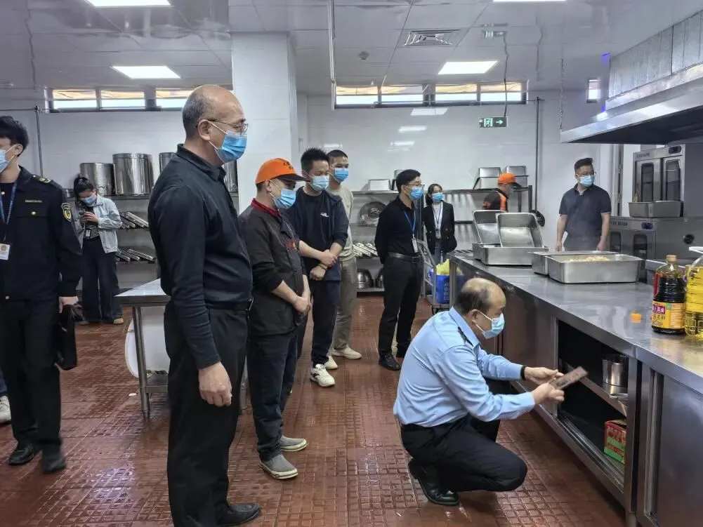 县市场监管局联合多部门到龙泉中学开展开学食堂专项检查