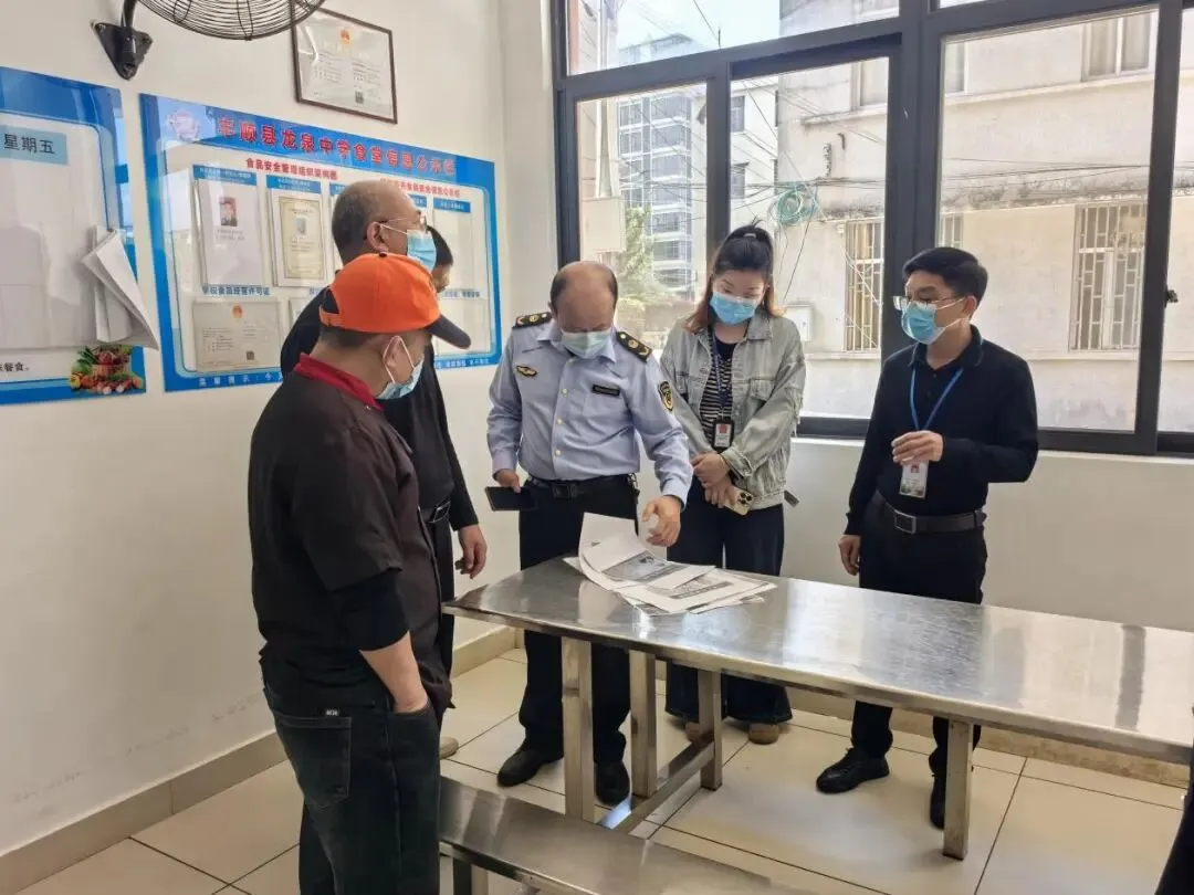 县市场监管局联合多部门到龙泉中学开展开学食堂专项检查