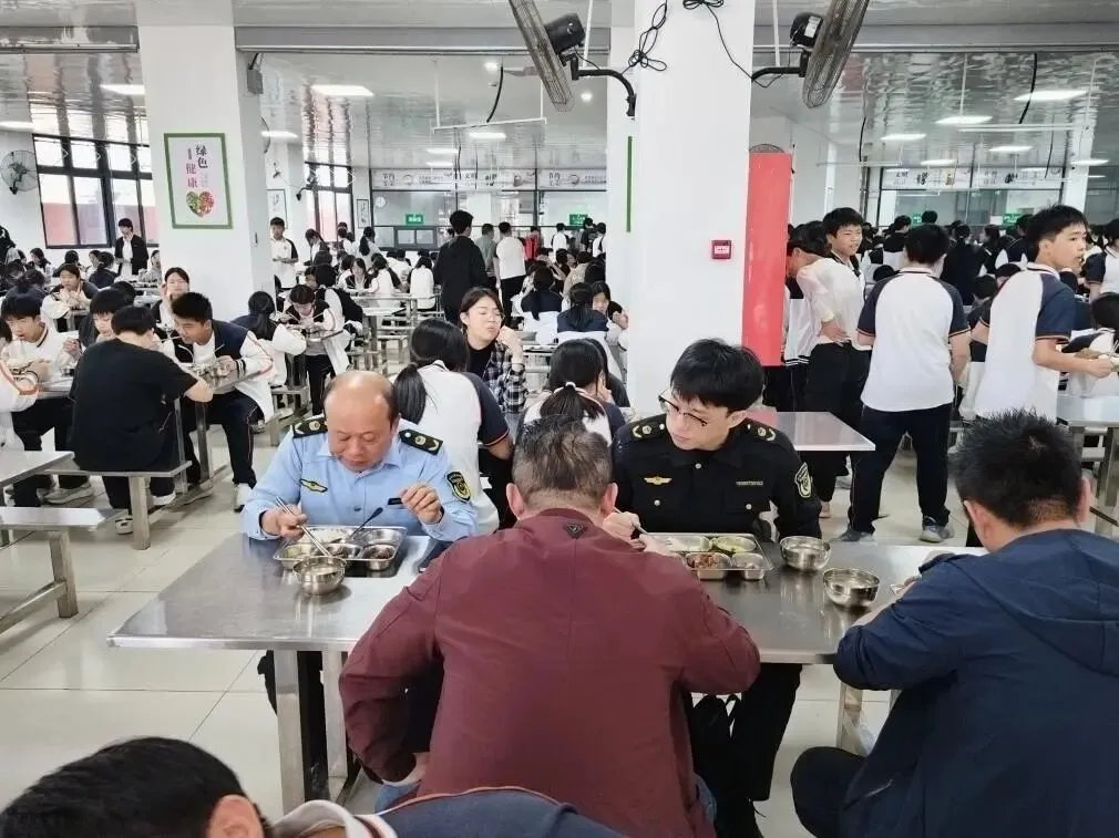 县市场监管局联合多部门到龙泉中学开展开学食堂专项检查