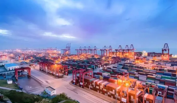 万亿顺差如何映照“下沉市场”:无人工厂的冰冷背后,是消费疲软的温床