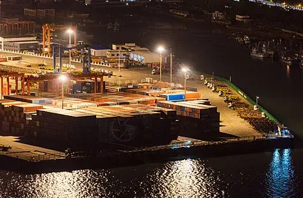 万亿顺差如何映照“下沉市场”:无人工厂的冰冷背后,是消费疲软的温床