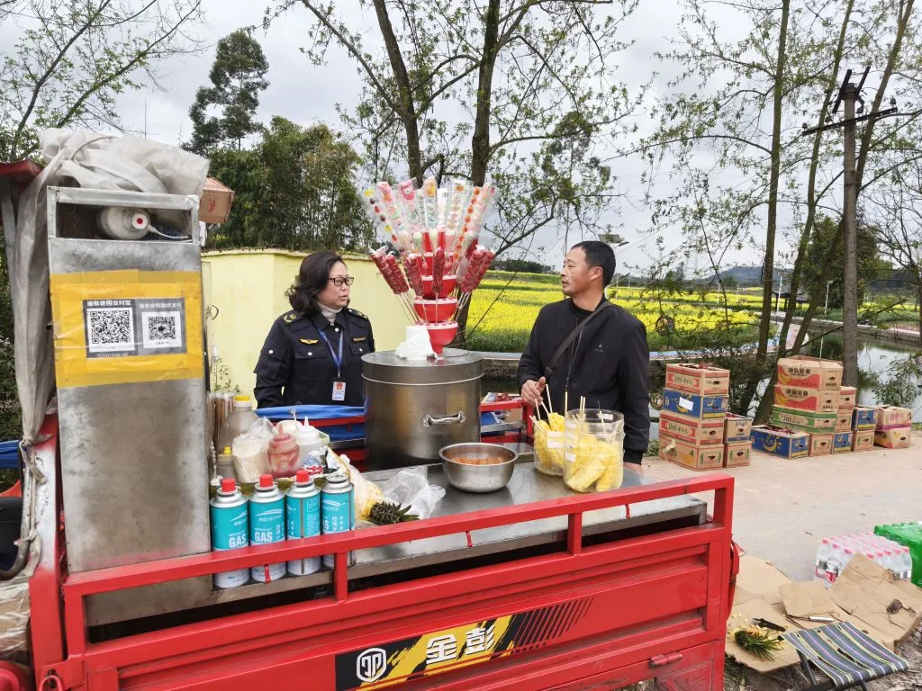 长寿区新市街道市场监管所: 护航花海春光 守护舌尖安全