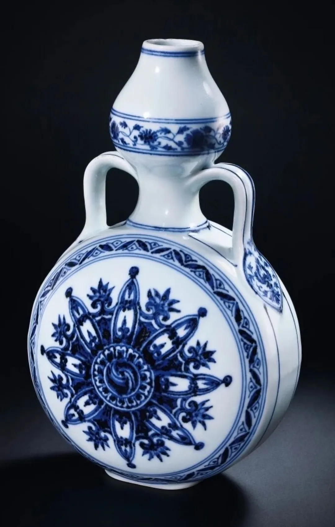 026拍卖市场彻底炸了!港澳狂飙:买家挤爆场,好藏品一房难求