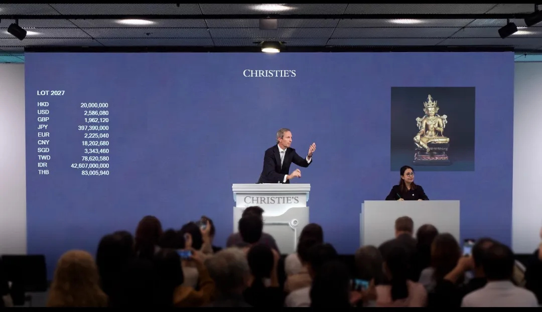 026拍卖市场彻底炸了!港澳狂飙:买家挤爆场,好藏品一房难求