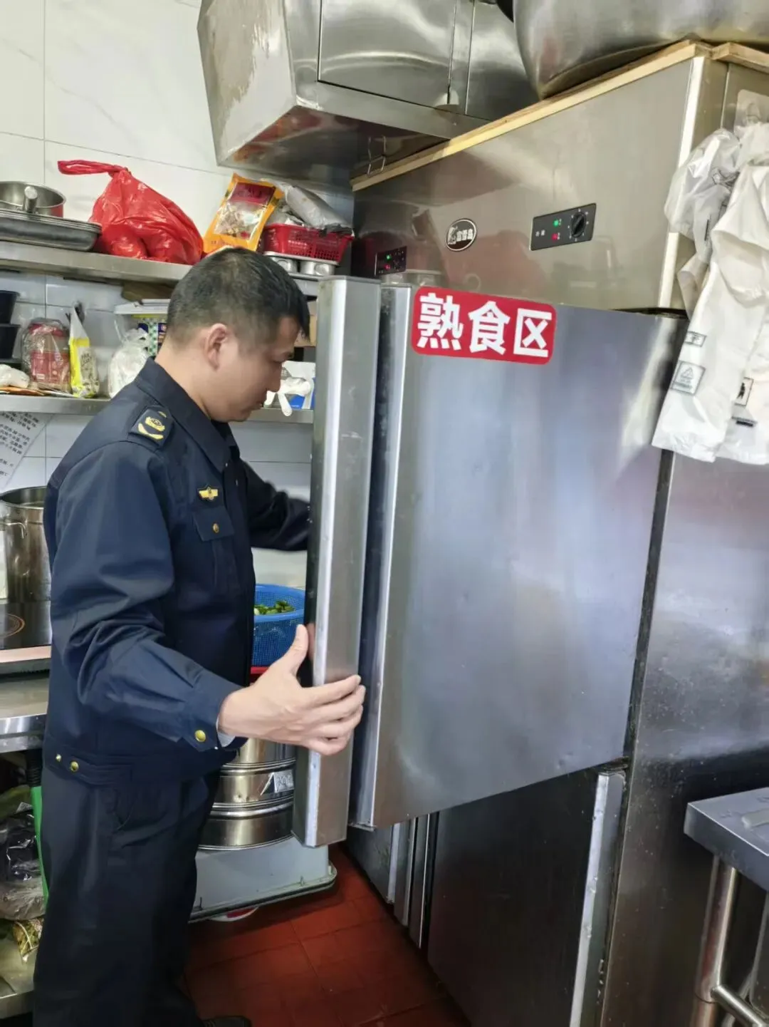 鼓楼区市场监督管理局聚焦“合、源、严”三字诀,筑牢网络餐饮食品安全屏障