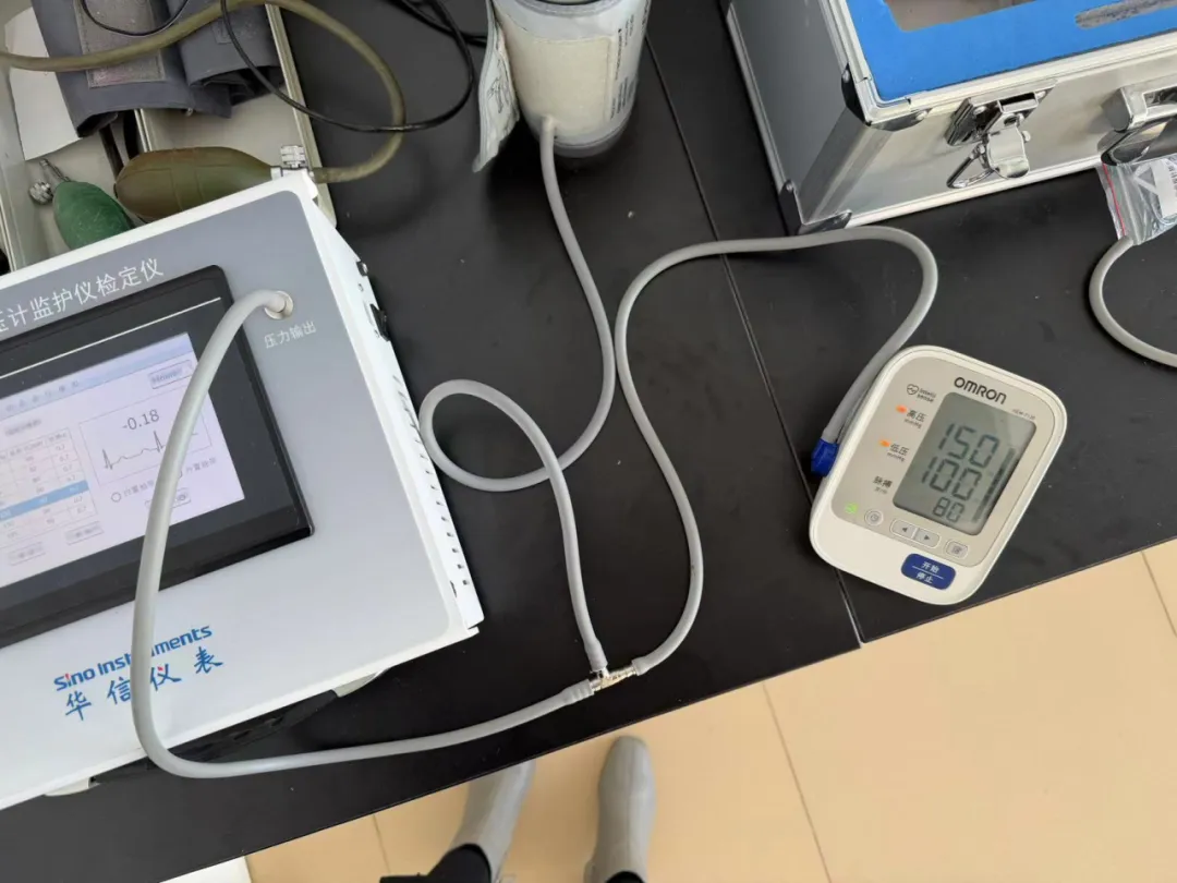 正镶白旗市场监督管理局检验检测中心开展医疗机构血压计检定工作