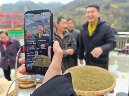 小屏幕连接大市场 直播带货助增收—汉滨电商在坝河镇樟树村开展助农直播