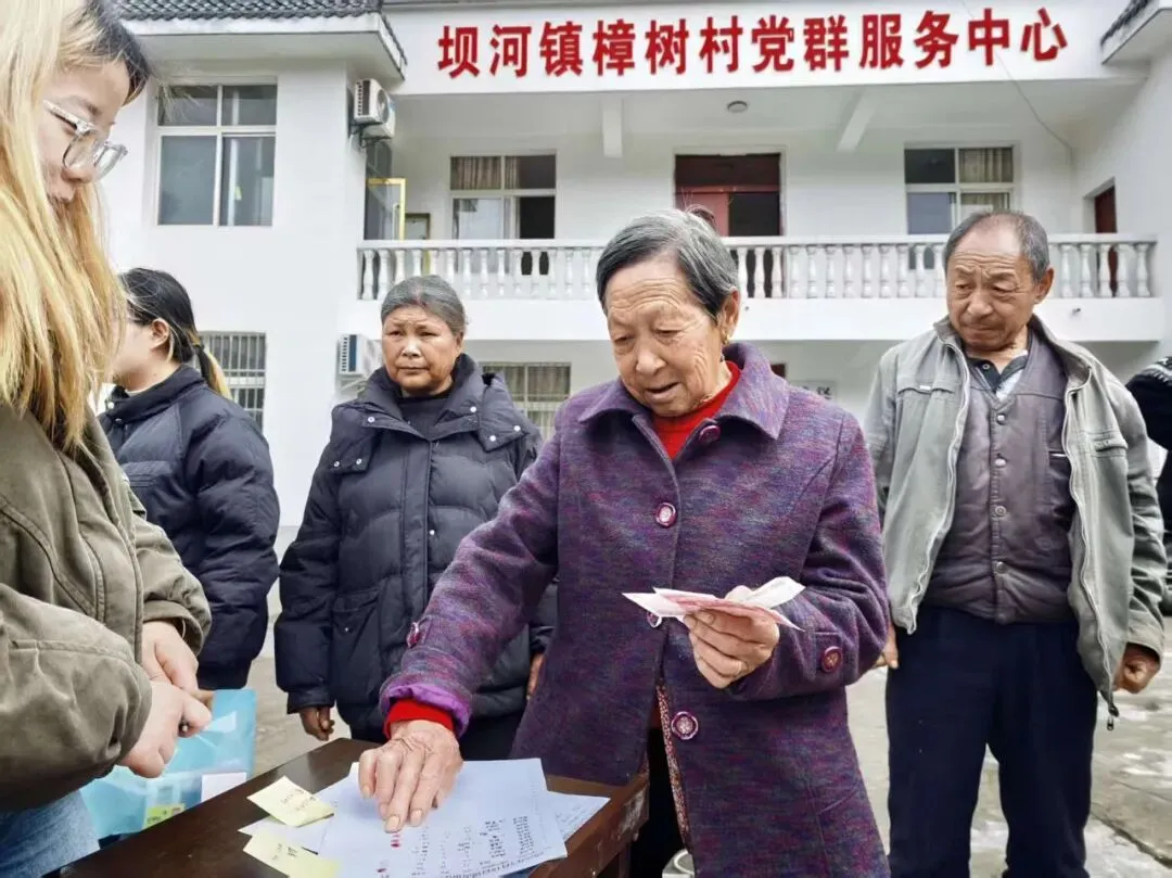 小屏幕连接大市场 直播带货助增收—汉滨电商在坝河镇樟树村开展助农直播