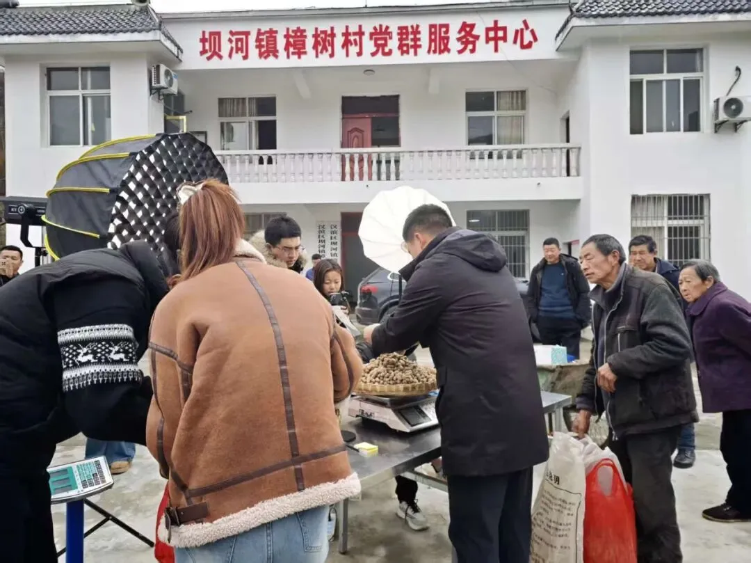 小屏幕连接大市场 直播带货助增收—汉滨电商在坝河镇樟树村开展助农直播