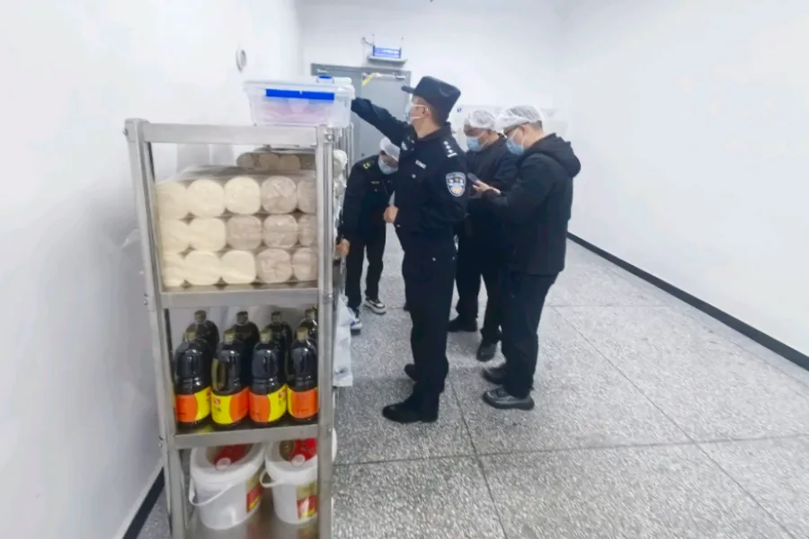 黔江公安联合市场监管部门开展校园食品安全专项检查