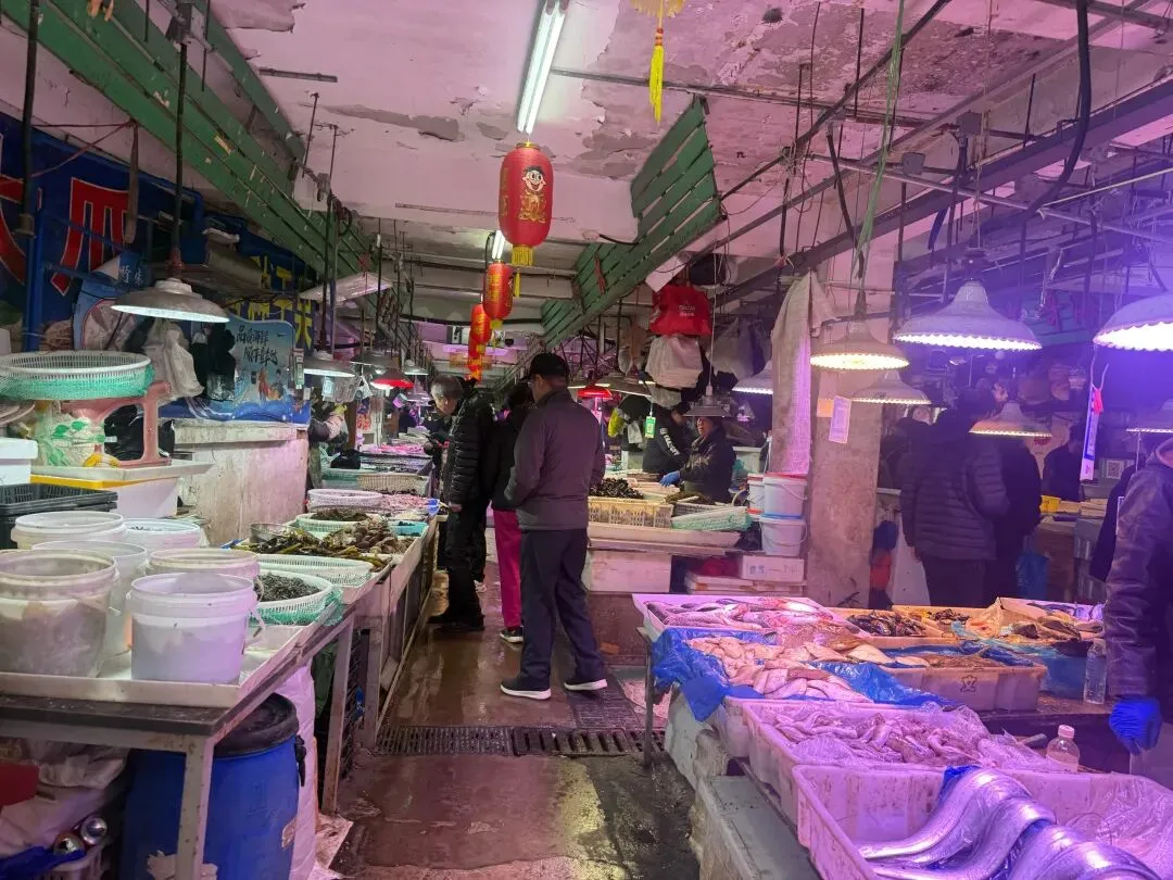 逛到一处“低调”但超热闹的农贸市场,只有附近居民知道