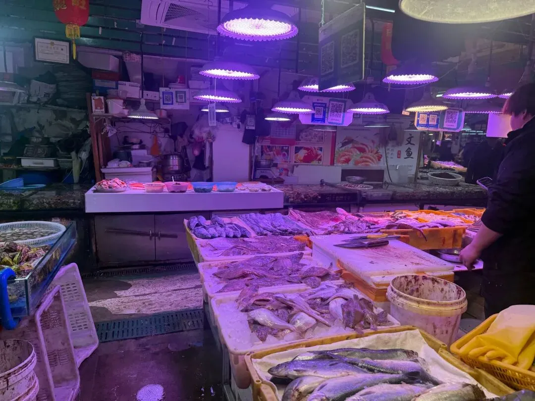 逛到一处“低调”但超热闹的农贸市场,只有附近居民知道