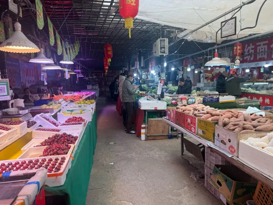 逛到一处“低调”但超热闹的农贸市场,只有附近居民知道