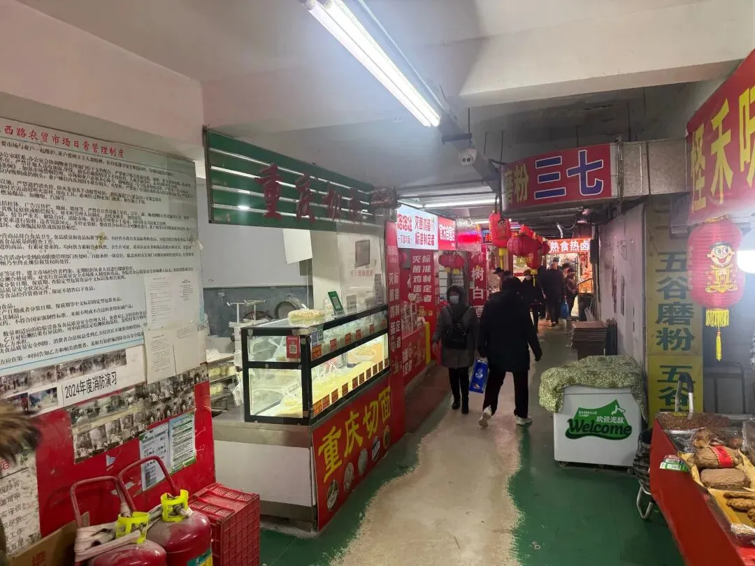 逛到一处“低调”但超热闹的农贸市场,只有附近居民知道