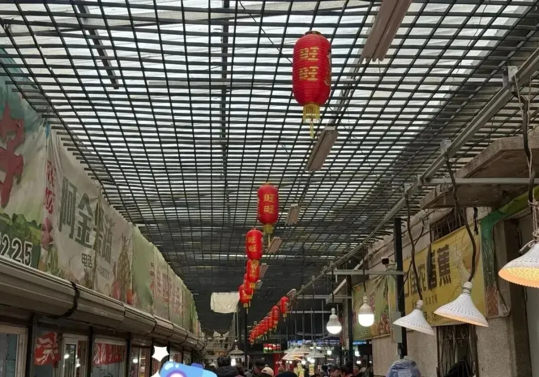 逛到一处“低调”但超热闹的农贸市场,只有附近居民知道