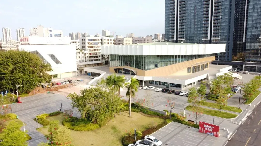 滨江首府旧营销中心已拆除,体育场火热建设中,茂名体育中心将大变身!