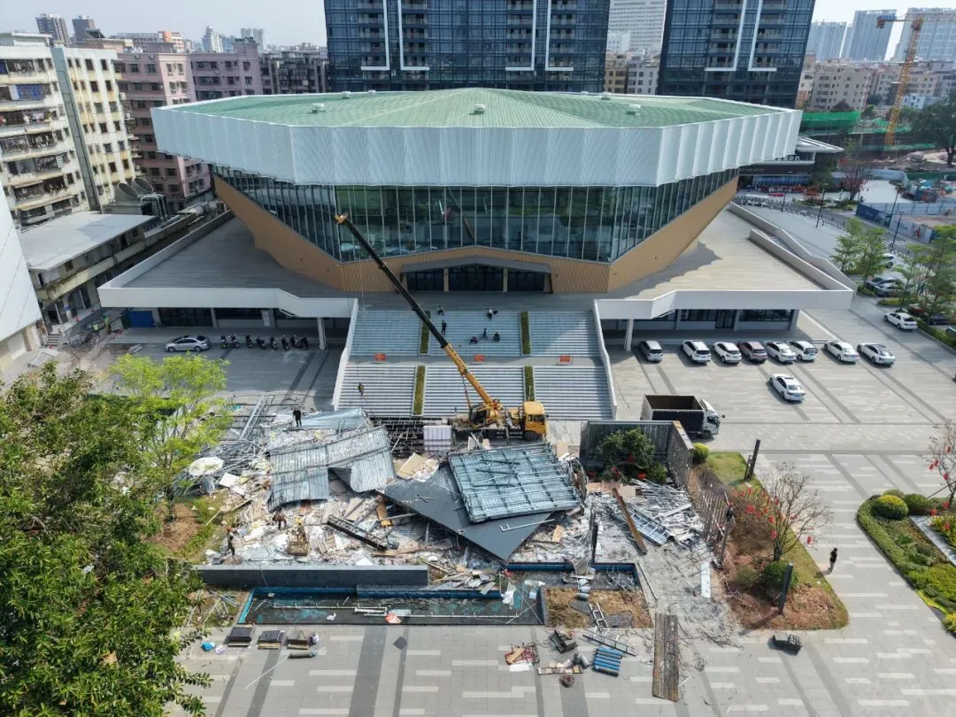 滨江首府旧营销中心已拆除,体育场火热建设中,茂名体育中心将大变身!