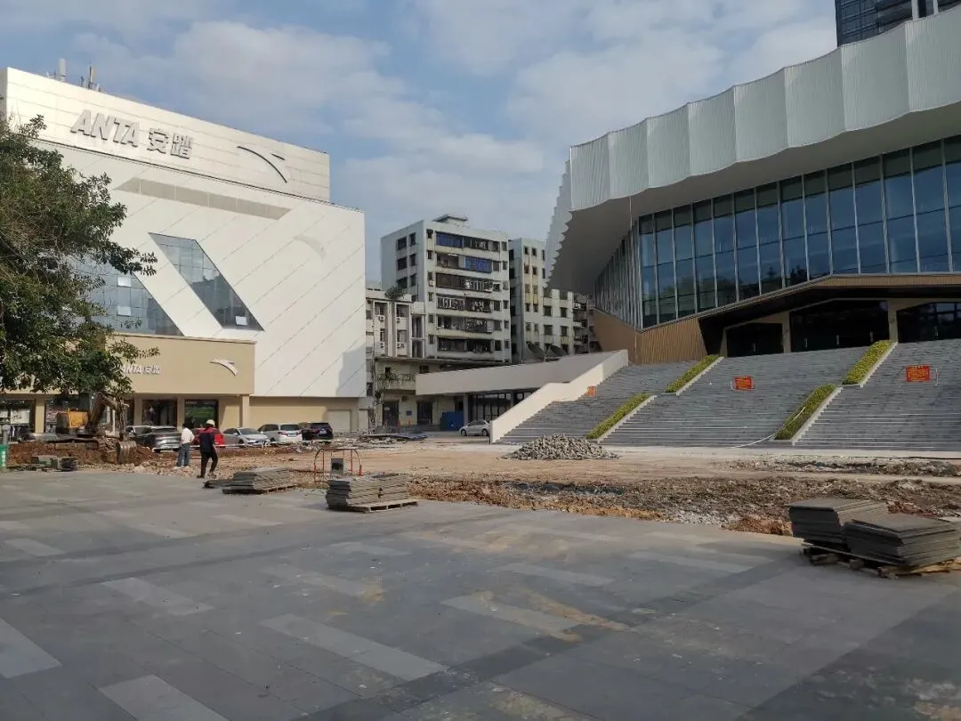 滨江首府旧营销中心已拆除,体育场火热建设中,茂名体育中心将大变身!