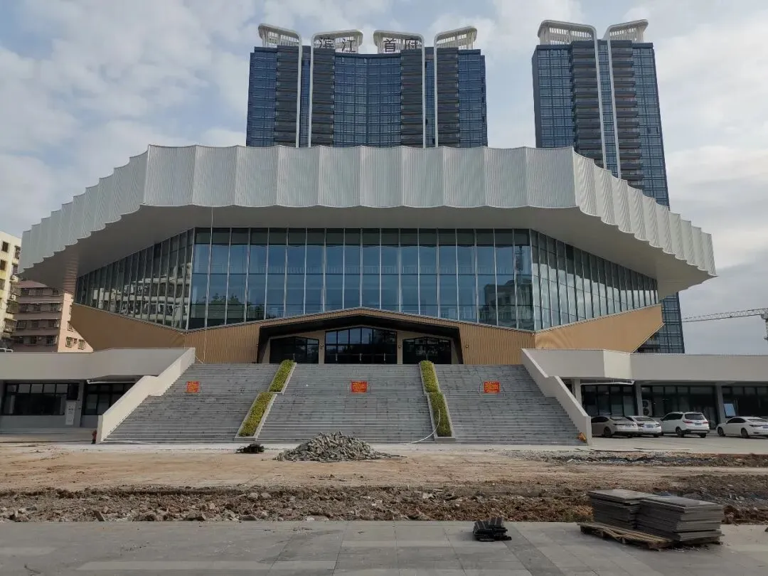 滨江首府旧营销中心已拆除,体育场火热建设中,茂名体育中心将大变身!