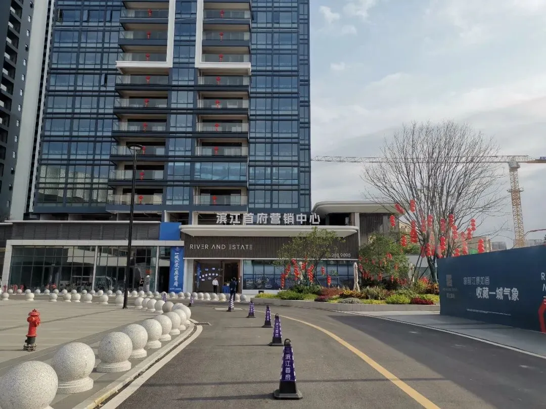 滨江首府旧营销中心已拆除,体育场火热建设中,茂名体育中心将大变身!