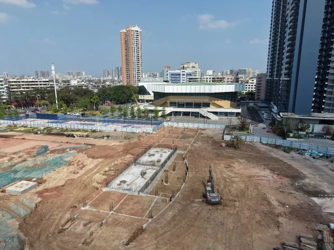 滨江首府旧营销中心已拆除,体育场火热建设中,茂名体育中心将大变身!