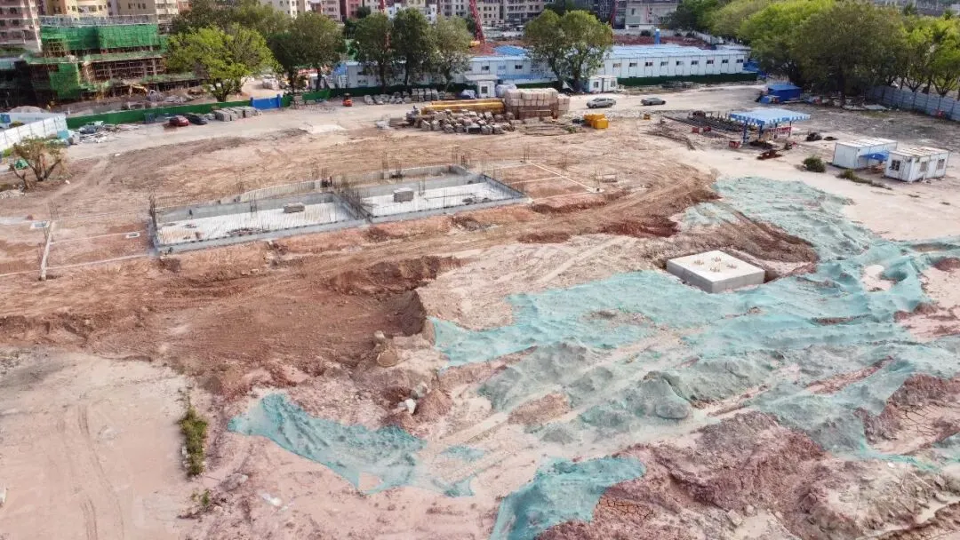 滨江首府旧营销中心已拆除,体育场火热建设中,茂名体育中心将大变身!