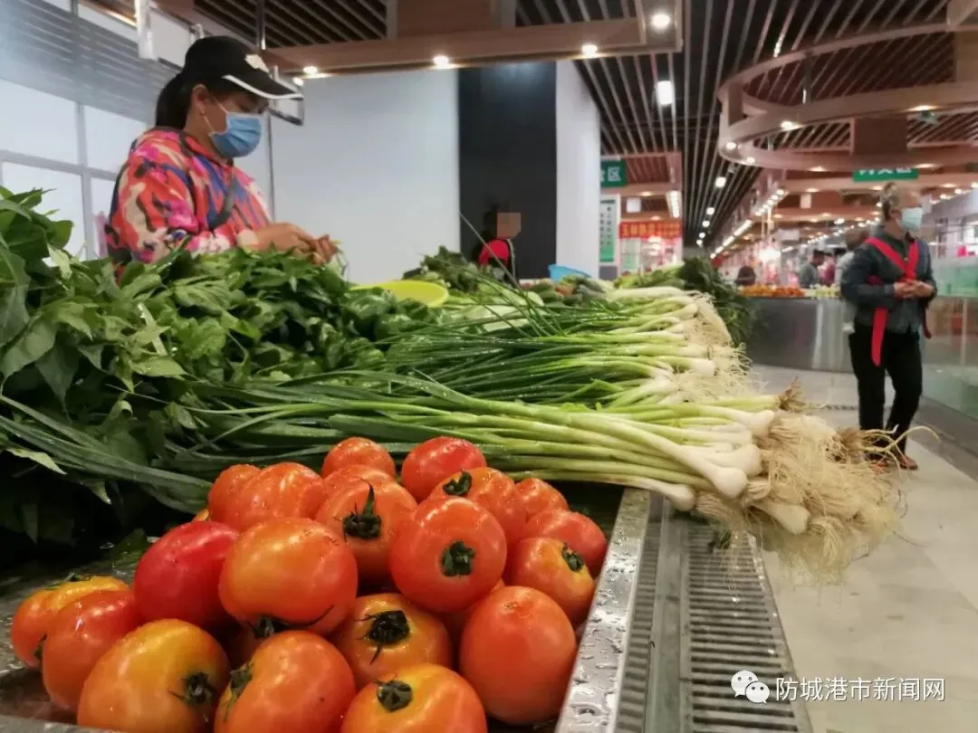 防城河西首个专业农贸市场开张营业