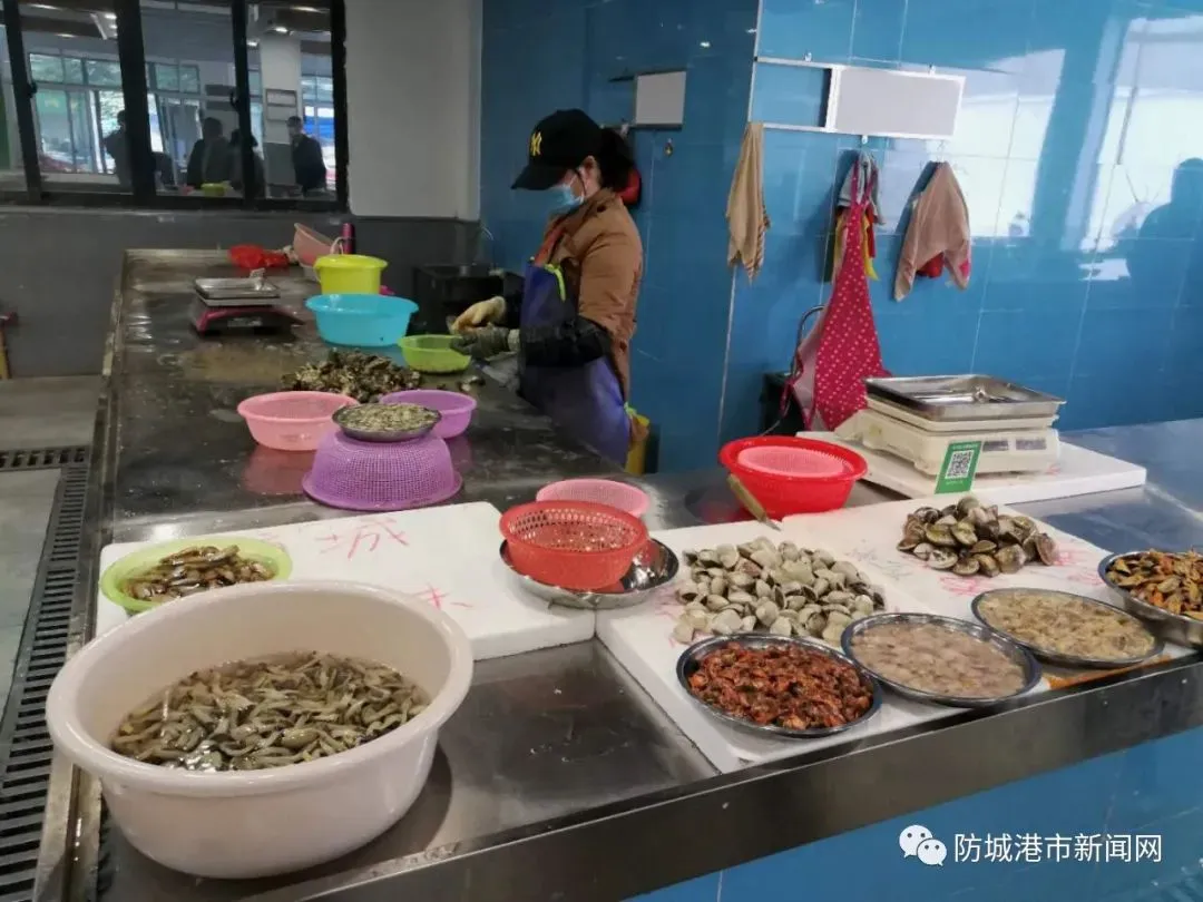 防城河西首个专业农贸市场开张营业