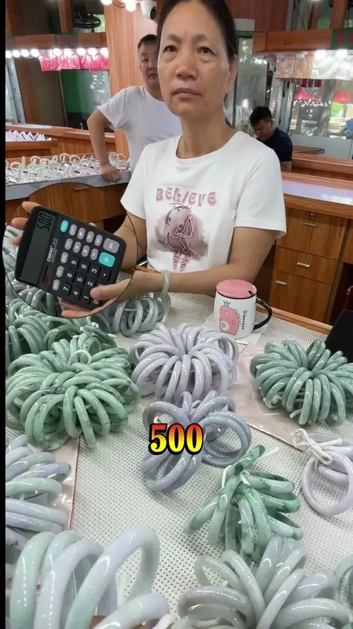 三百块在源头市场能淘到啥翡翠?