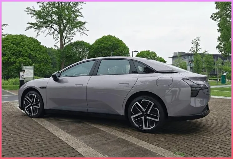 小鹏“拼了”!MONA系列定价让15万市场的竞争烈度直接上了一个台阶