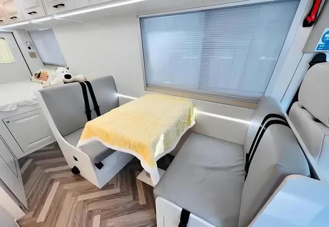 五菱杀入房车市场!11.9万配2.4T柴油+6AT,长近6米,自带大床房