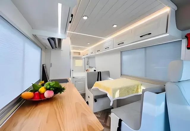 五菱杀入房车市场!11.9万配2.4T柴油+6AT,长近6米,自带大床房