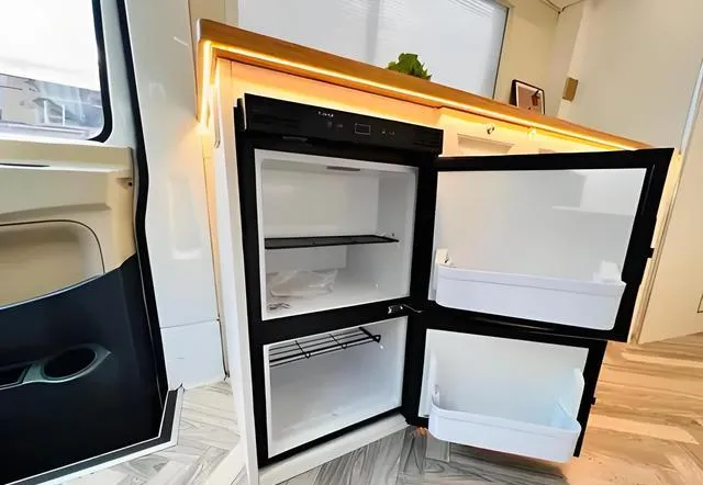 五菱杀入房车市场!11.9万配2.4T柴油+6AT,长近6米,自带大床房