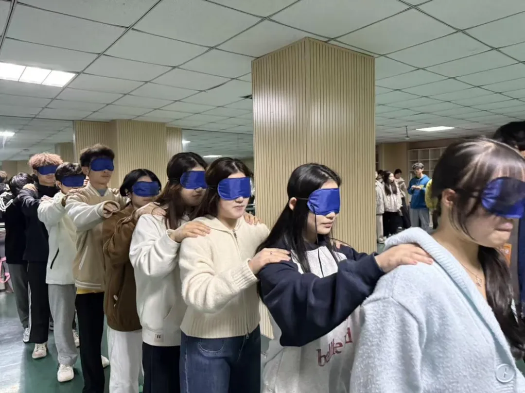 2025级计算机科学与技术1班成功举办“凝心聚力·共赴新程”主题团体辅导活动