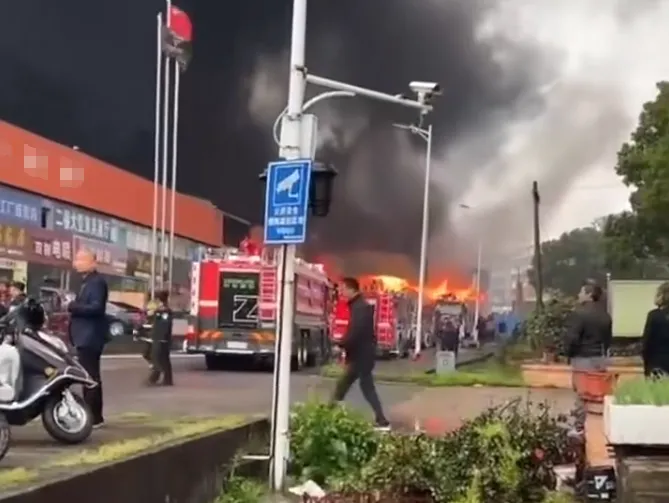 湘潭一市场发生火灾!130名消防员出动扑救