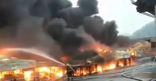 湘潭一市场发生火灾!130名消防员出动扑救