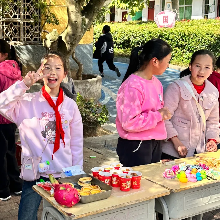 银坑中心小学跳蚤市场:“小市场”助力“大成长”