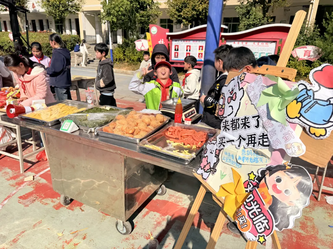 银坑中心小学跳蚤市场:“小市场”助力“大成长”