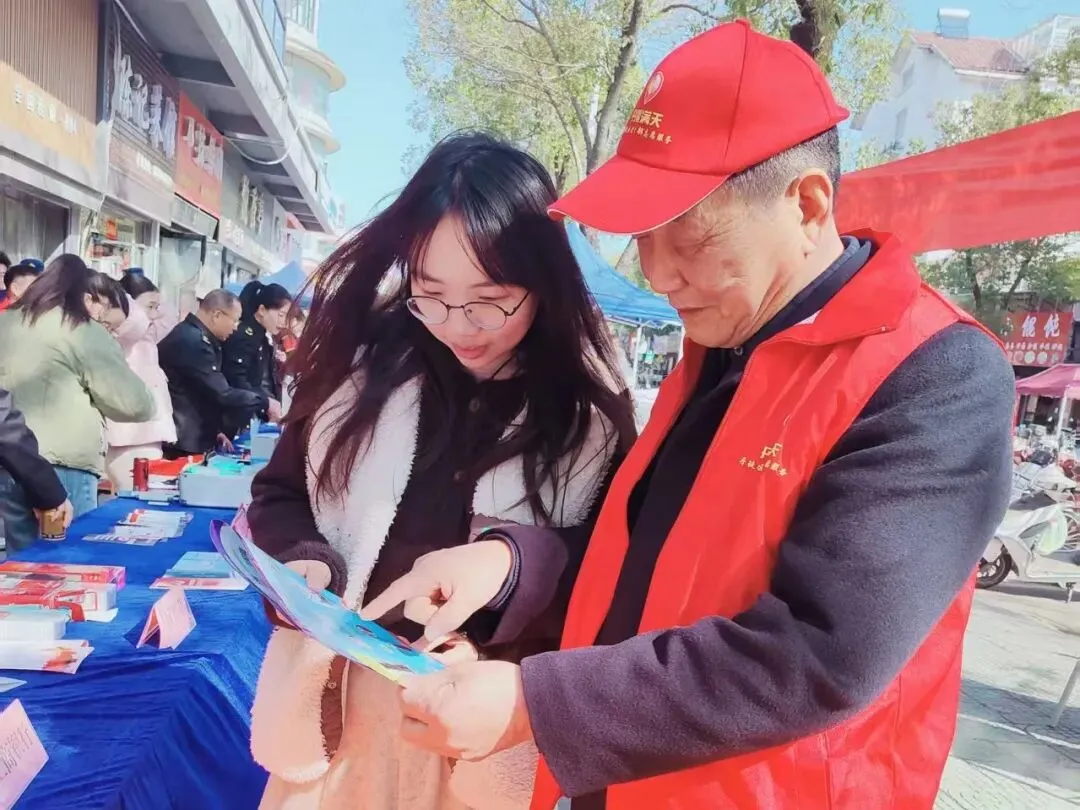 区市场监督管理局红盾护航志愿服务队开展“3•15”国际消费者权益日活动