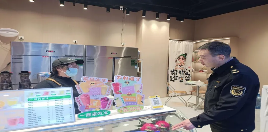 饮品消费升温!灞桥区市场监管局突击检查自制饮品店,严守“舌尖上的安全”