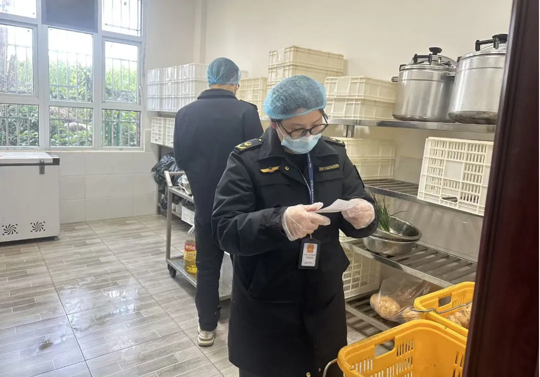 三管齐下 护航开学“第一餐”——营山县市场监管局开展春季校园食堂食品安全专项检查