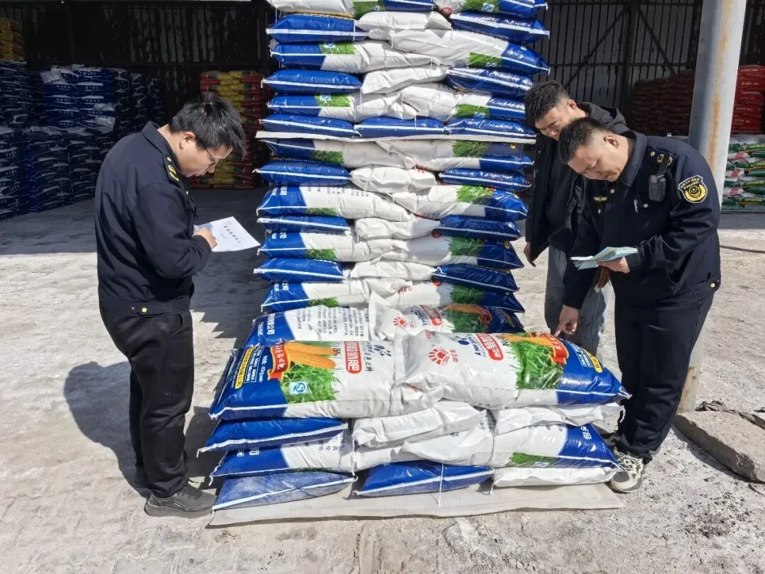 护航春耕!土右旗市场监管局严查农资质量,守好农民“放心肥”