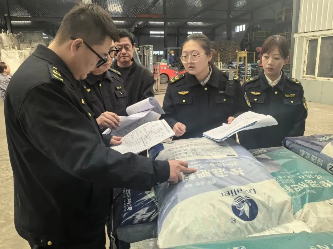 护航春耕!土右旗市场监管局严查农资质量,守好农民“放心肥”