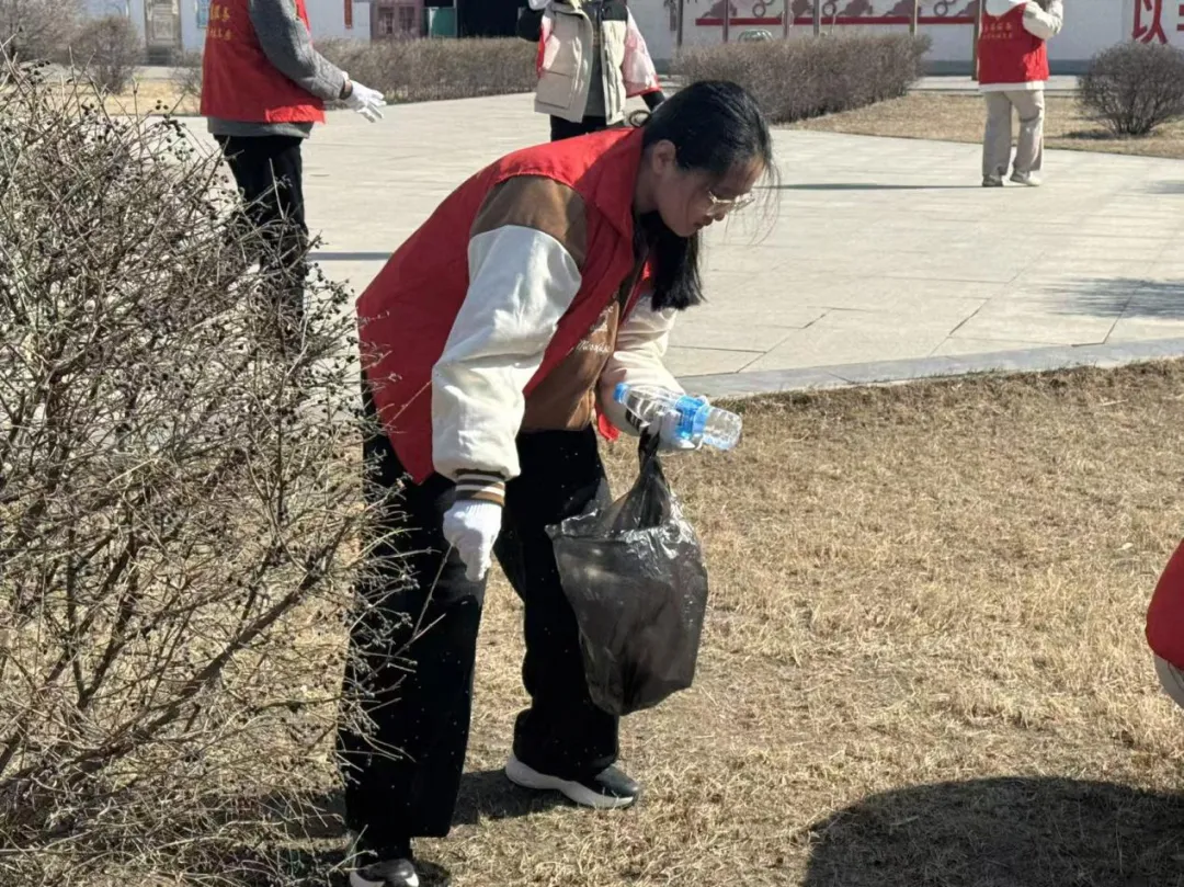 建功“十五五” 青春志愿行丨计算机技术系开展“志愿践雷锋,家园焕新颜”志愿服务活动